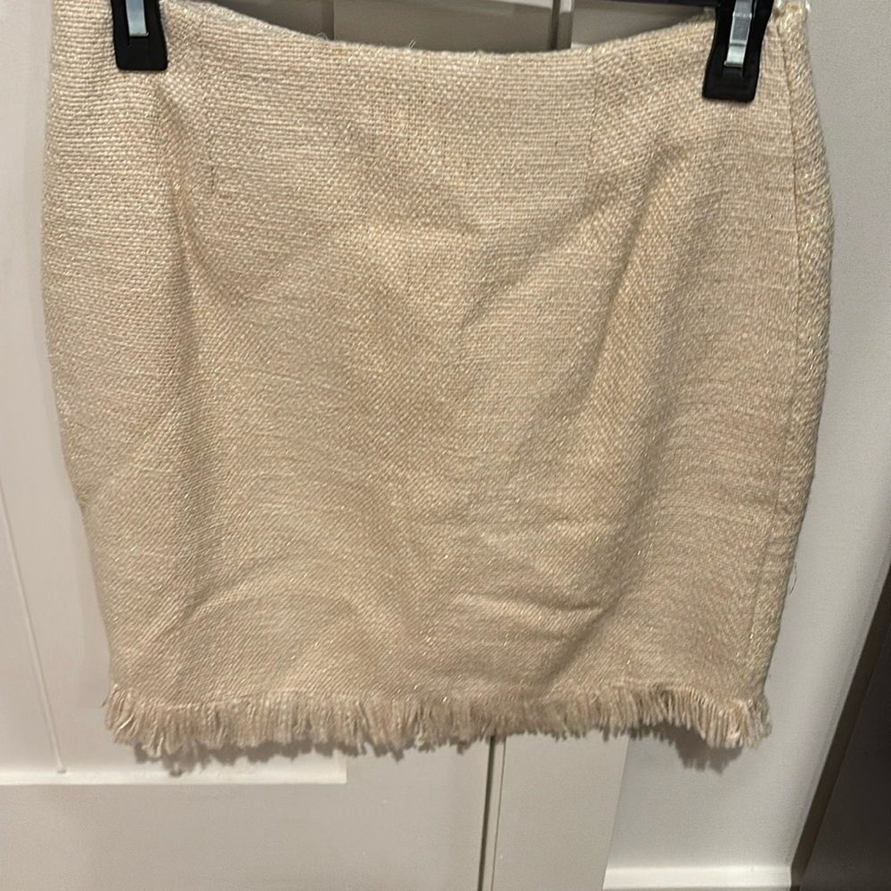 Strut and bolt skirt